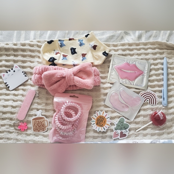 Travel Floral Make Up Bags And 1 Bow Pattern Makeup Bag With FREE contents!! - Picture 4 of 4